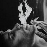 Ilustração hiper-realista em preto e branco e de alto contraste. Mostra o rosto de um homem em perfil, com a cabeça reclinada para trás em meio à escuridão. Sua mão, com texturas detalhadas na pele, segura um cigarro aceso próximo aos lábios entreabertos. O homem exala uma espessa nuvem de fumaça branca iluminada que flutua para cima. À medida que a fumaça sobe, ela se transforma de maneira surreal e fluida na silhueta etérea de um rosto e cabelos femininos fantasmagóricos que pairam sobre ele, evocando uma atmosfera sombria, dramática e melancólica.