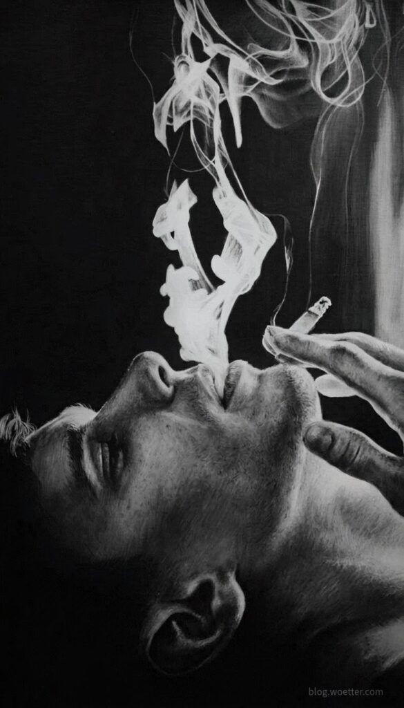Ilustração hiper-realista em preto e branco e de alto contraste. Mostra o rosto de um homem em perfil, com a cabeça reclinada para trás em meio à escuridão. Sua mão, com texturas detalhadas na pele, segura um cigarro aceso próximo aos lábios entreabertos. O homem exala uma espessa nuvem de fumaça branca iluminada que flutua para cima. À medida que a fumaça sobe, ela se transforma de maneira surreal e fluida na silhueta etérea de um rosto e cabelos femininos fantasmagóricos que pairam sobre ele, evocando uma atmosfera sombria, dramática e melancólica.